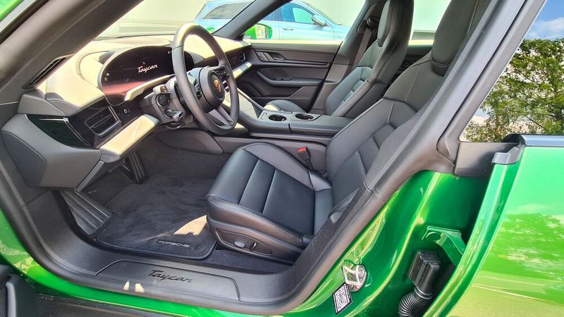 5. Die Basisvariante: Bei unserem Fahrzeug handelt es sich wie erwähnt um die Basisvariante. Stellvertretend dafür steht die aus reinem Kunsstoff bestehende, einfache schwarze Einstiegsleiste. Klar, die Verarbeitungsqualität ist einwandfrei, die Materialanmutung hoch und die Ausstattung grundsolide. Dennoch ist die Basis im Inneren nüchtern gehalten und verzichtet auf den großen Luxus. Das Auto kostet dann immer noch rund 88.000 Euro – mit einigen Extras lag unser Testwagen dennoch bei über 100.000 Euro. Und auch mehr als das Doppelte sind dank ellenlanger Ausstattungsliste und zig Individualisierungsmöglichkeiten auch überhaupt kein Problem. (Bild: Schreiner – VCG)