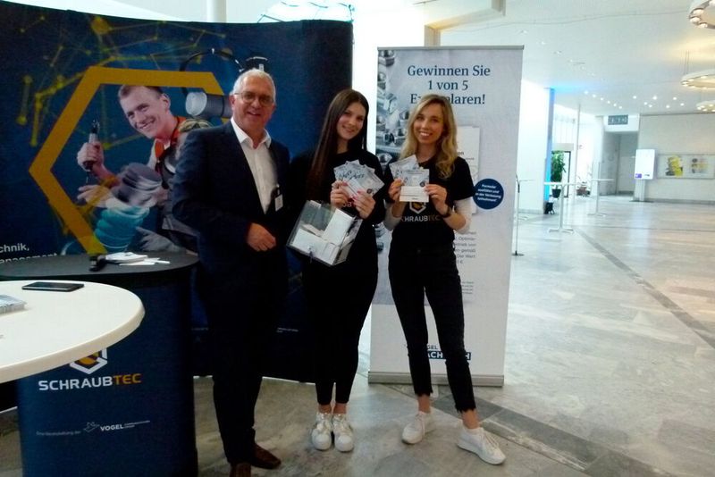 Auf der Messe wurden auch fünf Exemplare des Fachbuches 