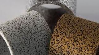 Openpore Standardteil (oben) modifiziert im METAKER® -Verfahren (links) und nachträglich PVD beschichtet (rechts) (Automoteam)