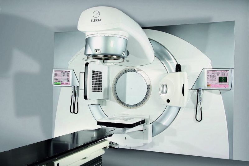 Elekta betreibt und wartet an rund 2.000 Standorten Geräte für die Strahlentherapie und Radiochirurgie. Die für den Service kritischen Ersatzteile werden meist kurzfristig benötigt. Das war in der Vergangenheit eine große Herausforderung für das Management der Bestände. (Elekta)