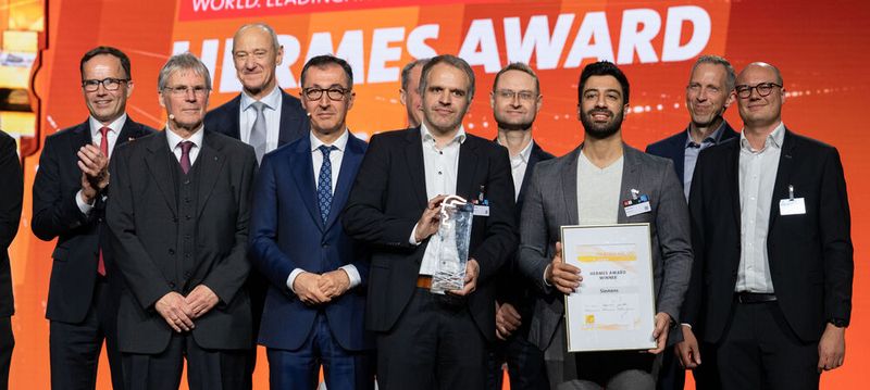 Siemens wird für den Industrial Copilot vom deutschen Forschungs- und Bildungsminister Cem Özdemir mit den Hermes Award ausgezeichnet.(Bild:  Deutsche Messe)