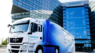 Der Energieeffizienz-Truck von Siemens kann nach einem Unfall die weiteren Stationen der Roadshow vorerst nicht ansteuern.  (Bild: Siemens)