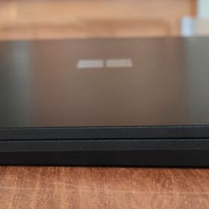 Auf der rechten Seite ist als einzige Schnittstelle der magnetische Anschluss für Netzteil oder ein optionales Surface Dock zu finden. (Bild:  Vogel IT-Medien)