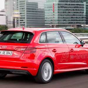 … wohl mit mehr guten Gefühlen beim Autofahrer: Denn mit null Motorgeräusch im städtischen Verkehr steigt der Komfort weiter, die Batterieladung reichte meist jeweils für die täglichen anfallenden Besorgungen.