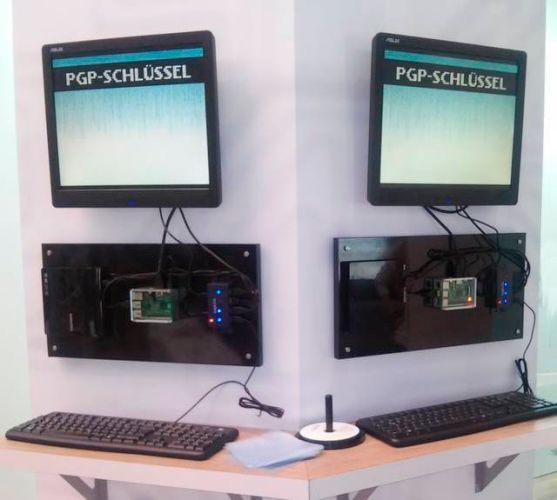 c’t Kryptokampagne (Stand 70): Zertifizierung von bestehenden und neu generierten GnuPG-Schlüsseln. Man kann sich hier einen GnuPG-Schlüssel erstellen, den wir später in der Redaktion zertifizieren und per EMail zusenden. Bestehende Schlüssel können vom Keyserver geladen werden und der Antrag wird ausgedruckt. Voraussetzung ist ein gültiger Personalausweis oder Reisepass zur Überprüfung der Person (Bild: Heise)