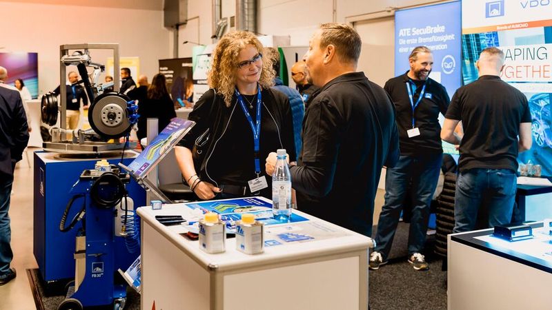 Nach der Ausgliederung des Autozuliefergeschäfts aus dem Continental-Konzern stellte sich das neue Unternehmen Aumovio als Sponsor auf der Fachtagung vor. Auf dem Ersatzmarkt präsentiert es sich aber unter den bekannten Marken ATE und VDO. (Bild: Stefan Bausewein)