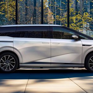 Beim Xpeng handelt es sich um einen 5,30 Meter langen Großraumvan mit sieben Sitzen.(Bild:  Xpeng)