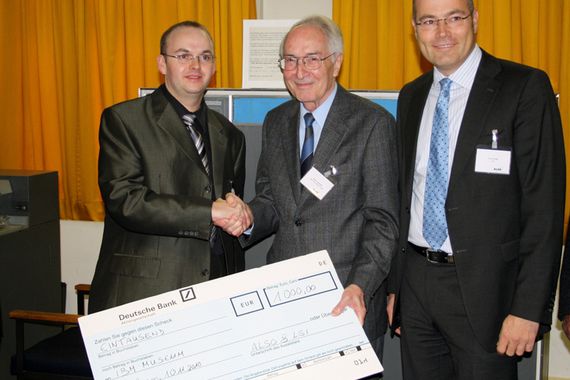 Die Gelegenheit, den Storage-Workshop im IBM-Museum abhalten zu dürfen, honorierten Also und LSI mit einer Spende in Höhe von 1.000 Euro: Stefan Assler (Also), Hans Spengler, Uwe Falk (LSI) (Archiv: Vogel Business Media)