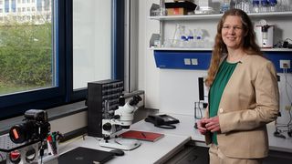 Wie sich Mikroantriebe in Sachen Effektivität und Design am besten bauen lassen, untersucht Juniorprofessorin Clarissa Schönecker an der Technischen Universität Kaiserslautern. Licht und Wärme gehören dabei zu den Hilfsmitteln der Wahl. Hier mehr dazu... (Bild: TU Kaiserslautern / Koziel)