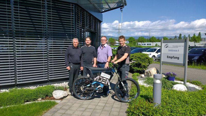 Die Intool AG bedankt sich für die langjährige Zusammenarbeit bei Vuilleumier Technology AG mit einem 10-PS-Power-Bike. (Bild: Intool)