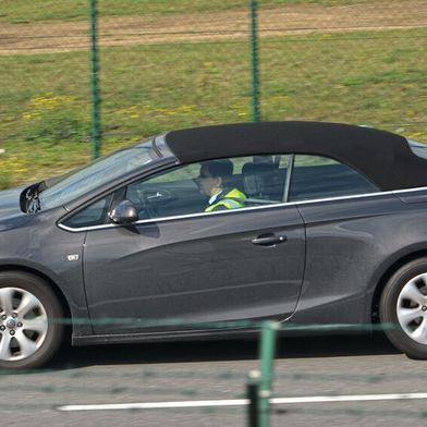 Zum zweiten Mal schon erweitert Opel einen Takata-Rückruf, der verschiedene Baureihen und Fahrzeuge mit Baujahren zwischen 2005 und 2017 betrifft.  (Bild: Opel Cascada / Charles / CC BY-SA 2.0 / flickr.com)
