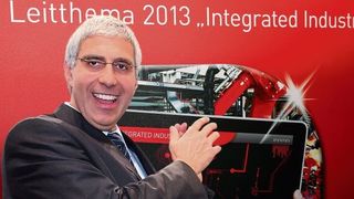 Dr. Karl Tragl, Vorstandsvorsitzender der Bosch Rexroth AG, freut sich über den Gewinn des Hermes-Award 2013. (Bild: Ken Fouhy, MM-Archiv Montage)