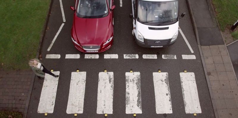 Jaguar Land Rover entwickelt derzeit eine Reihe von neuen Technologien, die den Fahrer mit ausgewählten Farben, Tönen und haptischen Signalen schnell und sicher auf mögliche Gefahren aufmerksam machen. (Bild: Jaguar Land Rover)