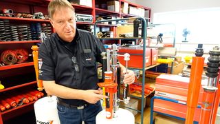 Markus Albert von Koni Deutschland erklärt, was einen guten von einem weniger guten Dämpfer unterscheidet. (Bild: Dominsky/»kfz-betrieb«)