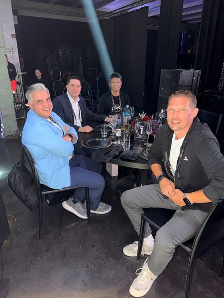(v. r.) Christian Wiechert (Terra eSports), Christos Golias (Tarox), Frank Francus (ITMediaConsult) mit Albert Chang (Associate Vice President, ASUS) (Bild: Vogel IT-Medien)