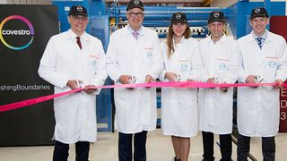 Symbolische Inbetriebnahme der neuen Produktionsanlage in Dormagen (v. l.): NRW-Standortleiter Dr. Klaus Jaeger, Produktionsvorstand Dr. Klaus Schäfer, Nina Schmarander (Leiterin Specialty Films), Projektleiter Rene Ahlers und Thorsten Dreier (Leiter Produktion und Technik des Segments CAS). (Covestro)