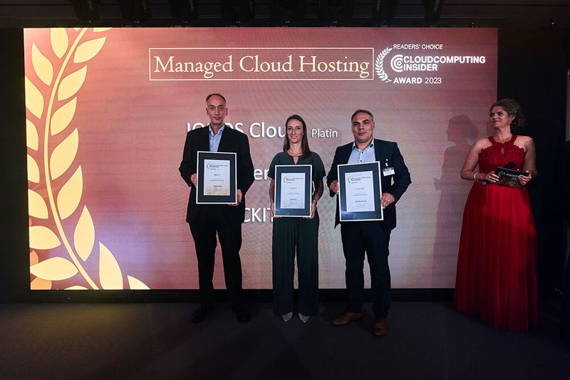 Im Bereich „Managed Cloud Hosting“ überzeugen die Anbieter IONOS Cloud, T-Systems International und STACKIT unsere Leserinnen und Leser. Für Ihre Firmen nehmen (von links) Armin Jesse (T-Systems), Christin Kiessling (STACKIT) und Claudio Serrano (IONOS Cloud) die Urkunden in Empfang. Rechts im Bild Moderatorin Margit Lieverz.    (Bild: krassevideos.de / VIT)