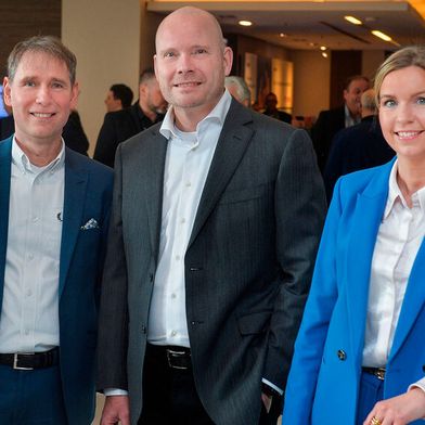 Der ElectronicPartner-Vorstand mit (v. l.) Matthias Assmann, Patrick van Tent und Greta Ziob gibt auf dem ElectronicPartner Kongress 2026 Details zur Neuausrichtung der Verbundgruppe bekannt. (Bild: ElectronicPartner)