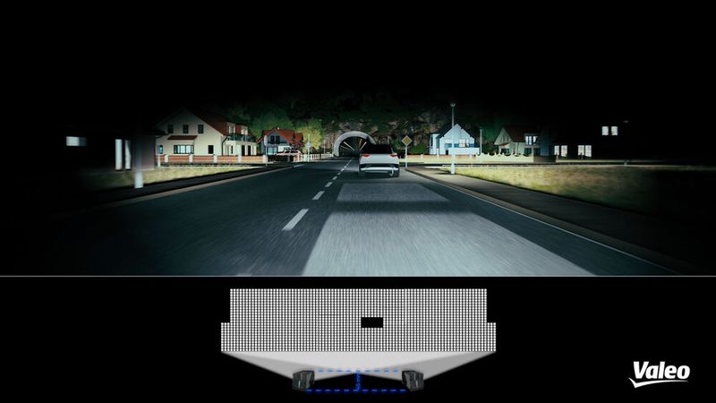 Hilfsmittel: Der Lichtteppich vor dem vorausfahrenden Auto dient als Abstandshalter.  (Bild: Valeo)