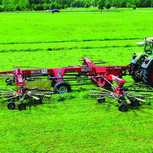 2 Vier Kreiselschwader sorgen für eine hohe Flächenleistung:  Damit sie zuverlässig funktionieren, kommt den Kunststoff-Gleitlagern bei der Lagerung der Zinkenarme eine wichtige Rolle zu.  Bild: FELLA-Werke
