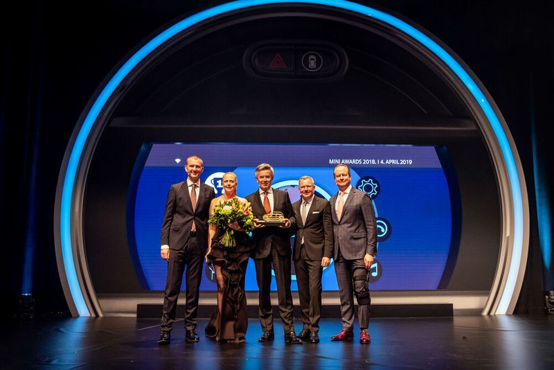 Gastgeber Wolfgang Büchel, Leiter Mini Deutschland (2.v.re.) wurde unterstützt von Peter Schwarzenbauer, Mitglied des Vorstands der BMW AG (Mitte), Sebastian Mackensen, Leiter BMW Deutschland (re.), und Christian Ach, Leiter Vertrieb und Direktgeschäft BMW Deutschland (li.). Die Moderation des Abends übernahm Barbara Schöneberger. (Mini)