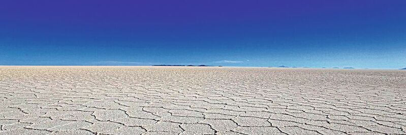 Der Salar de Uyuni in Bolivien gilt mit mehr als 10.000 Quadrat­kilometern als die größte Salzpfanne der Erde – und hält mit die größten noch vorhandenen Reserven am Rohstoff Lithium. 
