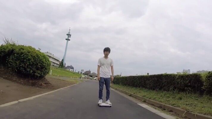 Das E-Skateboard wiegt je nach Version zwischen 2 und 3 kg (Bild: Cocoa Motors)