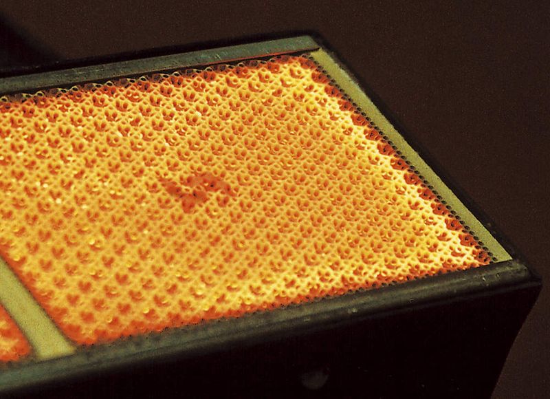 Die glühende Oberfläche einer Schwank-Keramikplatte. Gut ersichtlich ist die Tiefeneffektstruktur, die die Strahlungsausbeute um rund 60% steigert. Bild: Schwank (Archiv: Vogel Business Media)