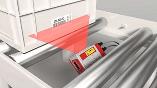 Frontseitige Behälteridentifikation unter extremen Neigungswinkeln mit dem Barcodeleser BCL 300i von Leuze. (Bild: Leuze Electronic GmbH + Co. KG)