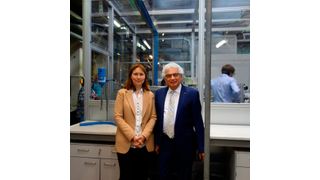 „NanoHybrids“-Koordinatorin Prof. Irina Smirnova und TUHH-Präsident Garabed Antranikian bei der Besichtigung des Technikums. (Tutech / Remmert-Rieper)