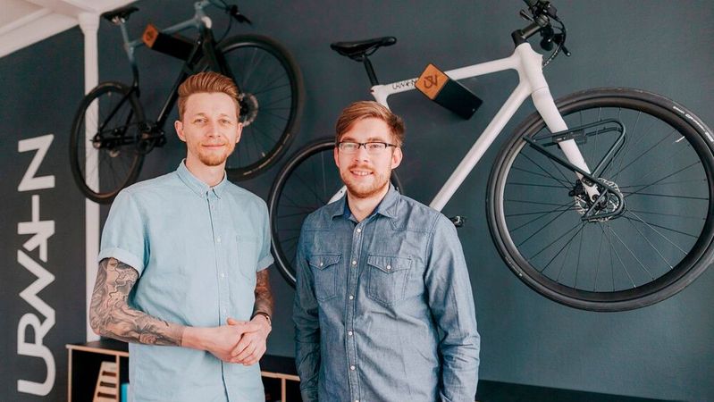 Urwahn-Chef Sebastian Meinecke (li.), hier mit seinem Mit-Gründer Ramon Thomas, sieht im Autohandel einen guten Vertriebspartner für die aus dem 3D-Drucker kommenden Zweiräder des Herstellers. Urwahn-Chef Sebastian Meinecke (li.), hier mit seinem Mit-Gründer Ramon Thomas, sieht im Autohandel einen guten Vertriebspartner für die aus dem 3D-Drucker kommenden Zweiräder des Herstellers.