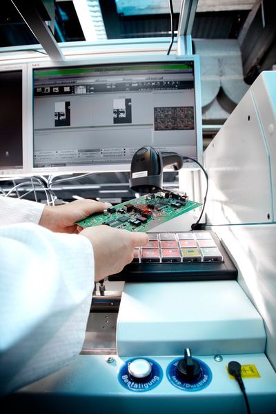 Limtronik zeigt auf der Hannover Messe, wie Produktionsdaten Wertschöpfung erzielen. Am Gemeinschaftsstand (D26, Halle 7) des Industrie 4.0-Vereins „SEF Smart Electronic Factory e.V.“ bildet die intelligente Fabrik von Limtronik die Ausgangsbasis für einen Showcase der Mitglieder. Dabei wird auf Basis von Kapazitätsinformationen des Elektronikzulieferers eine lückenlose Verfolgung eines Produktionsauftrags – von der Bestellung bis zur Anlieferung der Ware im Werk – in near-real-time ermöglicht. Daraus resultieren Anwendungsszenarien wie Fehlerursachenanalyse bis Plagiatschutz. (Bild: Limtronik)