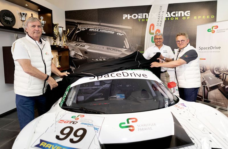Prof. Dr.-Ing. Gutzmer, Technologievorstand der Schaeffler AG, Ernst Moser, Teamchef Phoenix-Racing und Roland Arnold, CEO der Schaeffler Paravan Technologie GmbH & Co. KG, (von links) enthüllen den mit Space Drive ausgestatten Audi R8 LMS GT3. (Schaeffler Paravan/ Gruppe C Photography)