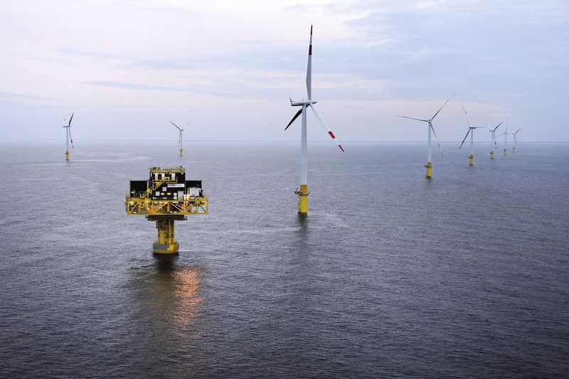 In der 900 Tonnen schweren Umspannstation von EnBW Windpark Baltic 1 wird der Strom auf Netzspannung hochtransformiert.  (Bild: EnBW)