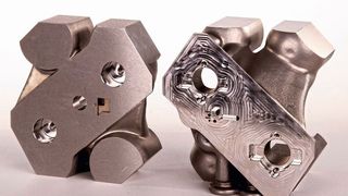 Der 3D-Druck in Metall hat es ermöglicht, dass ein Spritzgießwerkzeug völlig neu konzipiert werden konnte, betont Toolcraft. Hier einige Komponenten davon. Die Form wurde so kleiner und leichter, was ihren Einsatz in kleineren Spritzgießmaschinen erlaubt. Die rechte Hälfte zeigt Spuren der zerspanenden Nacharbeit, die noch nötig ist. (Toolcraft)