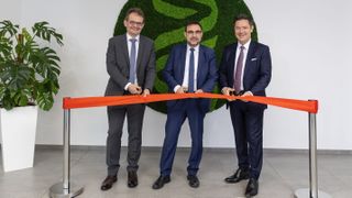 Dr. Stefan Kopf, Geschäftsführer des Labor Staber, Klaus Holetschek, CSU-Fraktionsvorsitzender im Land-tag und Evangelos Kotsopoulos, Geschäftsführer der Sonic Healthcare Germany GmbH & Co. KG (v. l. n. r.) weihen das neue Labor ein. (Bild: Labor Staber)