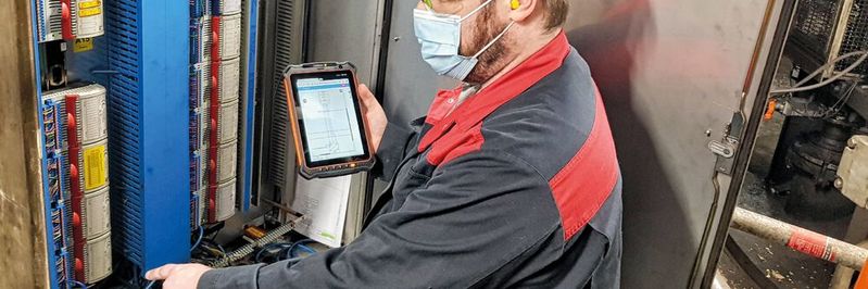 Ein Lanxess-Mitarbeiter beim Installationscheck im Uerdinger LAUX-Betrieb. Mit wenigen Klicks lässt sich alles Wichtige abfragen. Denn alle Rohrleitungs- und Instrumentenfließbilder der Anlage sowie alle Daten aus dem Bereich Prozessleittechnik sind in Comos verfügbar. Ein Lanxess-Mitarbeiter beim Installationscheck im Uerdinger LAUX-Betrieb. Mit wenigen Klicks lässt sich alles Wichtige abfragen. Denn alle Rohrleitungs- und Instrumentenfließbilder der Anlage sowie alle Daten aus dem Bereich Prozessleittechnik sind in Comos verfügbar.