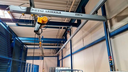 Flexibler Einsatz des Elektrokettenzugs Kito EQ an den Tauchbecken bei Hentschel Harteloxal. Flexibler Einsatz des Elektrokettenzugs Kito EQ an den Tauchbecken bei Hentschel Harteloxal.