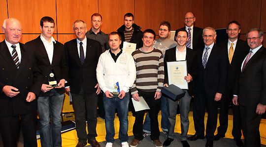 Die Kfz-Innung Mittelrhein hat 116 Kfz-Mechatroniker ihre Gesellbriefe überreicht: 94 Gesellen hatten dabei die Fachrichtung Pkw-Technik und 21 den Schwerpunkt Nfz-Technik gewählt. Ein Geselle hat sich für die Ausrichtung Fahrzeugkommunikation entschieden. Zwölf Prozent haben die Prüfungen in diesem Jahr nicht bestanden. (Archiv: Vogel Business Media)