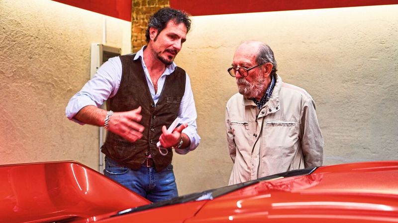 Der Gründer und CEO von Kimera Automobili, Luca Betti (links), bespricht mit Claudio Lombardi, dem legendären Motorenpabst des Martini Racing Teams, die Umsetzung des Projekts „EVO37“. (Bild: RICCARDO RUATASIO)