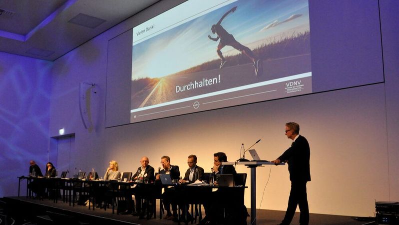 Die Jahreshauptversammlung des Nissan-Partnerverbands am 23. November stand unter dem Motto „Durchhalten“. Die Jahreshauptversammlung des Nissan-Partnerverbands am 23. November stand unter dem Motto „Durchhalten“.