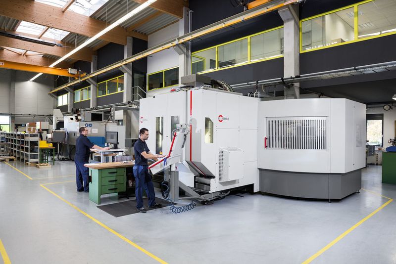 A 5-axis C 42 U CNC machining centre with a ZM 160 additional magazine, to provide the operator with a total of 202 tools. (Hermle)