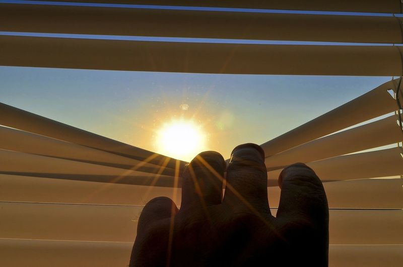 Tipp 8: Wohn- und Arbeitsräume nachts und morgens lüften, tagsüber verdunkeln. (Bildquelle: Pixabay, CC0 Public Domain)