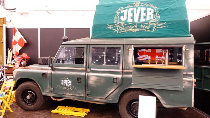Mit einem Land Rover kann man echt viel anstellen. Sogar eine Hopfentankstelle daraus machen ... (Bild: Dominsky – VCG)