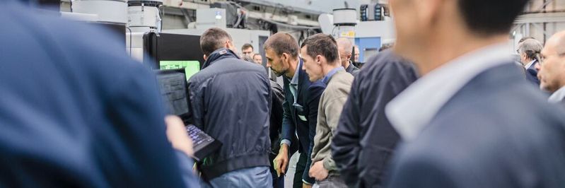 Grosses Interesse für das kleinste Bearbeitungszentrum im Produktportfolio: Micro5. Wer den Bearbeitungsprozess aus nächster Nähe erleben möchte, kann den Messestand der Chiron Group auf der EPHJ besuchen. Grosses Interesse für das kleinste Bearbeitungszentrum im Produktportfolio: Micro5. Wer den Bearbeitungsprozess aus nächster Nähe erleben möchte, kann den Messestand der Chiron Group auf der EPHJ besuchen.