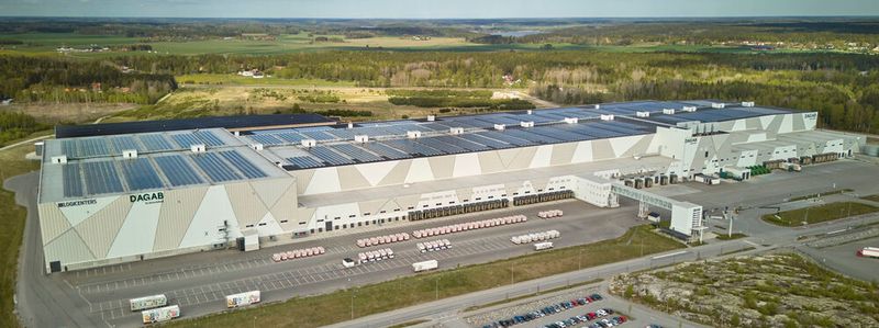 Die hochautomatisierte Anlage 40 Kilometer nordwestlich von Stockholm beliefert täglich mehr als 1.500 Filialen sowie viele Tausend Endkunden via Click + Collect und Home-Delivery. (Bild: Witron)