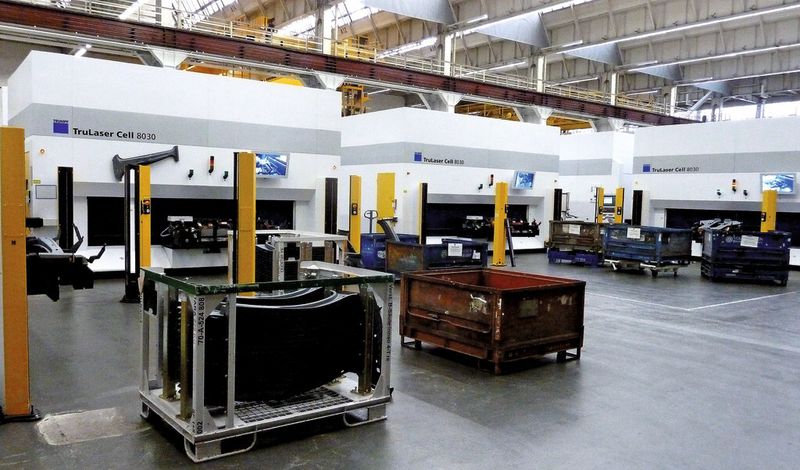 Bild 3: VW hat in Wolfsburg in zehn Trumpf-Laserzellen investiert, um die pressgehärteten Karosseriebauteile aus höchstfesten Stählen in bester Qualität bearbeiten zu können. (Bild: Kuhn)