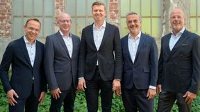 Die Geschäftsführung der Herbrand-Gruppe (v. l.): Georg Jeuken, Michael Haglage, Daniel Hennig und Richard Lacek-Herbrand (Sprecher). Sven Holtermann (r.), bisher Teil der Geschäftsführung, geht in den Ruhestand und bleibt Gesellschafter der Gruppe.  (Bild: Herbrand-Gruppe)