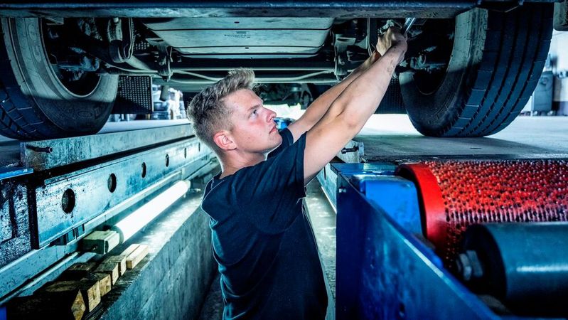 Gebrauchtwagenhändler sollten die Fahrzeuge vor dem Verkauf unbedingt gewissenhaft auf Vorschäden prüfen, rät der ZDK.(Bild:  Promotor)