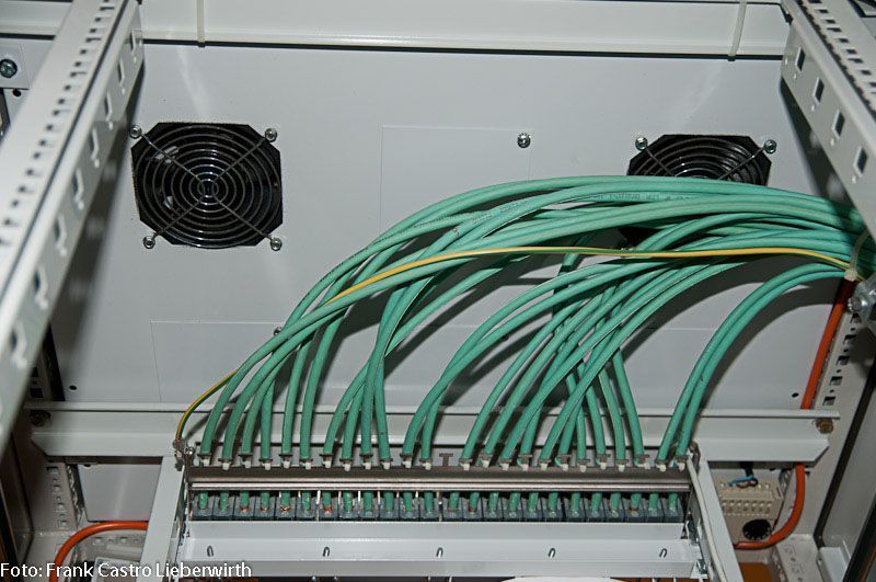Abbildung 3: Kabel, die zu einem Patchfeld führen. Patchfelder ermöglichen eine höhere Variabilität, einen sauberen Aufbau und dienen als „Netzwerkdosenfeld“ für den Switch. Schön zu erkennen sind die zwei Befestigungsschienen im 19 Zoll-Abstand, die dem Schrank seinen Namen geben. (Archiv: Vogel Business Media)